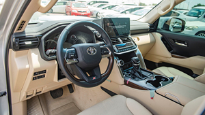 Toyota Land Cruiser LC300 GXR 3.3D essence turbo, transmission automatique, moteur 3.3 litres, 4x4, conduite à gauche, modèle 2022, neuf. - Product Image 4