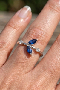 Anillo Infantil de Zafiro Azul y Diamantes con Engaste de Garras en Plata de Ley 92.5 con Baño de Rodio, Joyería de Lujo - Product Image 3