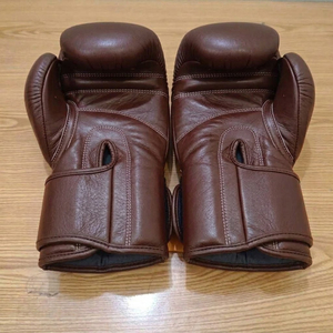 Gants de boxe en cuir véritable marron avec logo personnalisé, pour adultes, entraînement et sparring, avec fermeture de pouce et sangle de poignet Velcro, vente en gros - Product Image 5