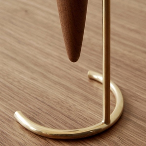 Élégant porte-bougie en bois et métal doré avec un design suspendu en forme de goutte et un support incurvé pour une décoration de table moderne - Product Image 3
