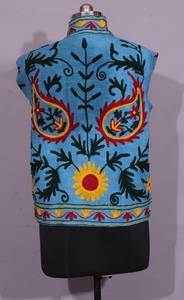 Chaqueta de tela TNT Suzani bordada a mano con motivos florales en azul cielo – Abrigo artesanal de diseño. - Product Image 5