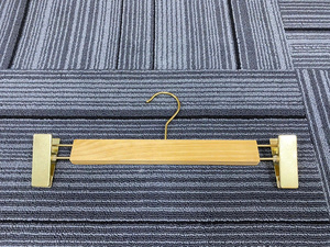 Cintre en bois pour pantalons avec pinces métalliques, forme rectangulaire, gain de place, organisateur de garde-robe, design minimaliste pour le rangement des vêtements - Product Image 4