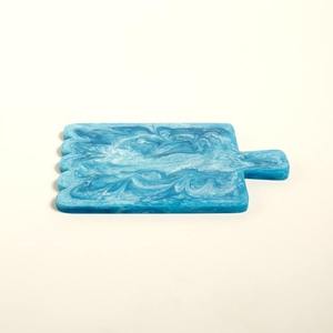 Tabla de Cortar Redonda de Resina Rosa Marmoleada con Asa, Duradera, Apta para Lavavajillas, 1.5 cm de Grosor, Pieza Única - Product Image 6