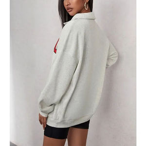 Sweat-shirt gris oversize à col zippé avec logo rouge audacieux pour un look athlétique et tendance. - Product Image 3