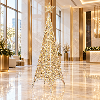 Sapin de Noël autoportant pré-éclairé avec revêtement chromé et pieds en forme d'arche pour la décoration de hall d'hôtel en période des fêtes