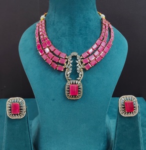 Collar de calidad premium con hermosos aretes, conjunto de collar de lujo en capas, perfecto para fiestas, combina con todos los atuendos. - Product Image 1