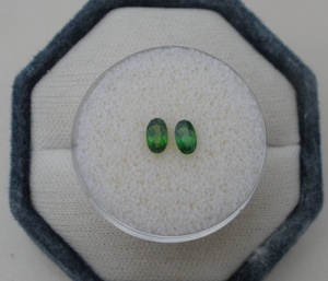 Par de Gemas Naturales de Diopsido Verde Cromado, Facetadas, Ovaladas, de 5x3mm Cada Una - Product Image 2