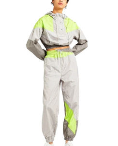 Ensemble 2 pièces streetwear coupe-vent 100 % nylon avec logo personnalisé 2026, survêtement zippé respirant de poids moyen pour femme à prix bas et faible MOQ - Product Image 1