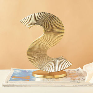 Kayna Export Sculpture en aluminium faite à la main, figurine décorative de personnage, sculpture Spike, plaquée or, base dorée, style scandinave élégant - Product Image 1