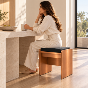 Taburete Tapizado con Estructura de Cobre de Diseño |   Juego de Muebles de Asientos Modernos con Paneles de Metal Cepillado y Asiento Acolchado Negro para Uso Doméstico - Product Image 4