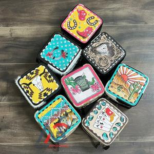 Boîte à bijoux artisanale en cuir de vachette à poils, sculptée à la main, motif western peint à la main, étui de rangement en cuir véritable avec fermeture éclair, cadeau - Product Image 1