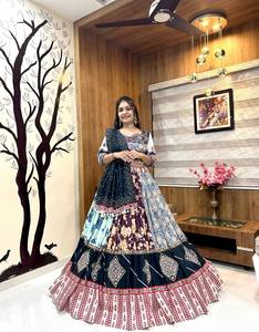 Ensemble Lehenga Choli imprimé numérique avec broderie miroir et dupatta à bordure en dentelle, en mousseline de coton, tenue de soirée pour femme - Product Image 1