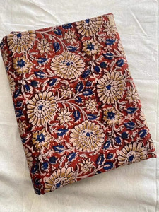Tissu en coton imprimé à la main Chhaape à motifs floraux rouges, vendu au mètre, imprimé floral indien traditionnel, textile artisanal pour femmes adultes - Product Image 1