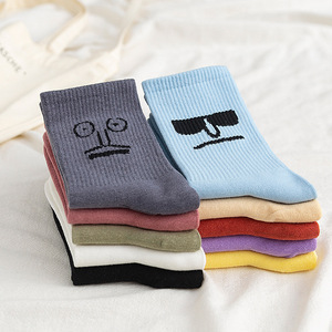 Chaussettes amusantes à motif de visage d'anime, 100% coton, longueur mi-mollet avec logo sur le corps - Product Image 6