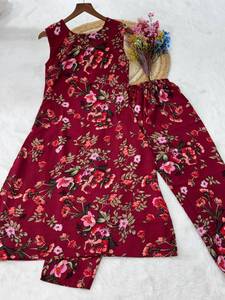 Conjunto coordinado rojo con estampado floral para mujer, top estilo kurta sin mangas con pantalón a juego, ropa de fiesta de diseño étnico fusionado. - Product Image 2