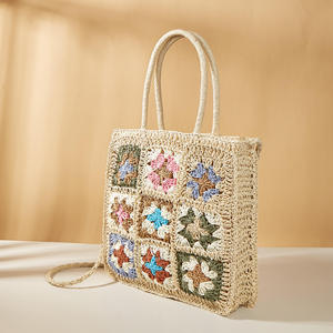 Faites la fête au charme vintage intemporel avec ce magnifique sac en fil naturel, orné de carrés granny classiques au crochet et de poignées supérieures. - Product Image 2