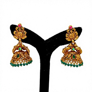 Pendientes Antiguos de Oro Sólido de 22k con Motivo de Lakshmi Hechos a Mano, Joyería de Boda con Esmeraldas Verdes y Perlas Naturales - Product Image 1