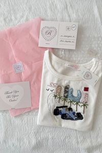 T-shirt en coton blanc By Pida avec broderie de voiture de course F1 rouge perlée à la main et broderie de silhouette urbaine - Product Image 6