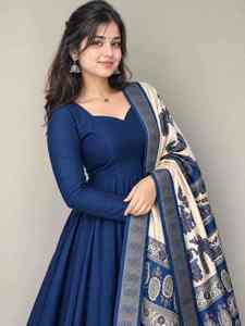 Vestido kurta tradicional de seda con estampado digital hasta el suelo, de secado rápido, corte regular, para fiestas, para mujeres, atuendo para bodas y Diwali. - Product Image 5