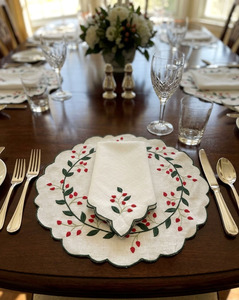 Ensemble de sets de table ronds en lin brodés sur mesure avec motif houx de Noël et bord festonné, et serviettes de table, lavables en machine - Product Image 1