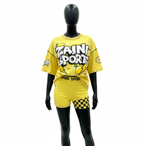 Conjunto de camiseta y pantalones cortos para mujer, tela de jersey de algodón premium de 200 g/m², panel amarillo en contraste, serigrafía con logo personalizado, conjuntos para mujer - Product Image 1