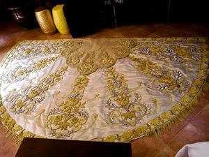 Vestido con Bordado Dorado de Jesús, Traje Religioso Bordado a Mano, Traje Blanco Dorado Personalizado - Product Image 3