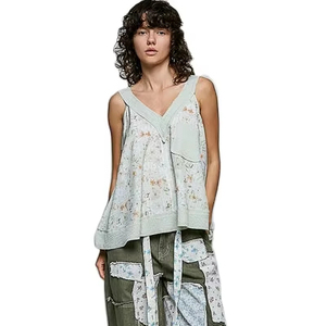 Camiseta sin mangas con cuello en V y bolsillo frontal POL Floral - Product Image 1