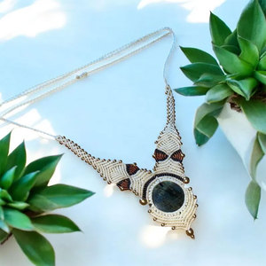 Collier en macramé fait main avec tourmaline noire, cordon blanc, pendentif en macramé complexe, pierre précieuse naturelle, bijoux bohèmes, cristal de guérison - Product Image 2