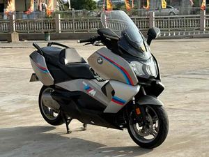 Scooter GT de Gasolina de 650cc con Enfriamiento por Agua, Doble Cilindro, Alta Demanda, con ABS Estándar y Control de Tracción ASC, Ideal para Desplazamientos Urbanos - Product Image 1