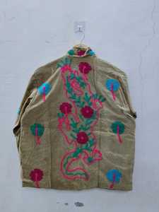 Manteau de mode bohème contemporain fait main en velours beige brodé Suzani, veste d'hiver à motif botanique d'art populaire indien - Product Image 3