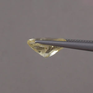 ไพลินสีเหลืองธรรมชาติแท้แบบเม็ดเดี่ยว |   ได้รับการรับรองจาก NGTC เกรด AAA ทำด้วยมือ ขนาด 10x7.5 มม. รูปทรงคุชชั่น น้ำหนัก 5.54 กะรัต สีสวยงาม/เปล่งประกาย - Product Image 2