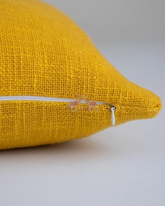 Housse de coussin en coton écologique faite à la main, colorée et moderne, pour la maison - Product Image 5