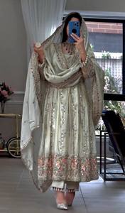 Salwar Kameez Negro de Rayón para Mujer con Bordado Floral Rosa, Ropa Casual Tradicional, Corte Regular, Largo hasta el Tobillo, India, Pakistán - Product Image 3