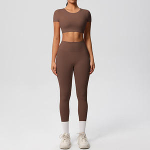 Ensemble de yoga 4 pièces haute performance pour femme en nylon et élasthanne respirant, coupe automatisée, vêtements de fitness et de gym, personnalisable OEM, vente en gros - Product Image 3