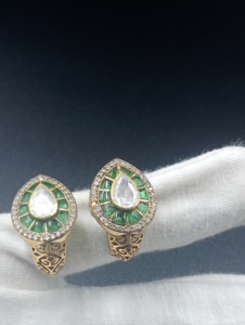 ต่างหูเงินแท้ 925 ชุบทองคำขาว ประดับคริสตัลรูปทรงลูกแพร์สีเขียว ของ Amaira Jewels เหมาะสำหรับงานแต่งงาน งานเลี้ยง และโอกาสพิเศษต่างๆ - Product Image 1