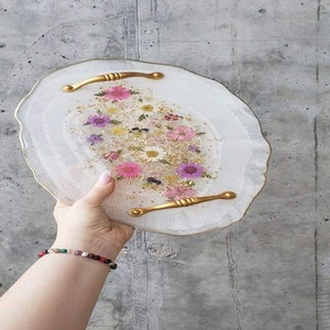 Plateau en résine époxy floral fait main – Organisateur décoratif de table basse et de coiffeuse, cadeau de luxe, plateau de décoration pour la maison - Product Image 1