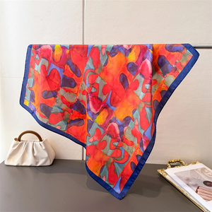 Foulard carré en soie imprimé de luxe pour femme, 70 cm, pour le cou, les cheveux, la plage, le hijab, le turban, le bandana, ou comme bandeau. - Product Image 5