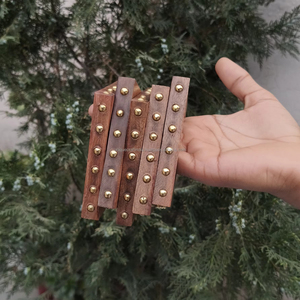 Juego de brazaletes de madera natural hechos a mano para mujer con diseño étnico tradicional y acabado pulido suave - Product Image 1
