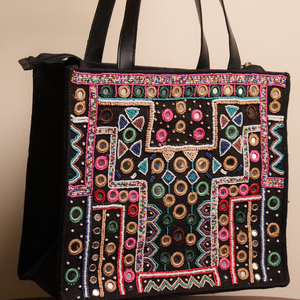 Sac fourre-tout en tissu brodé à la main, de qualité supérieure, de la marque Lemon Capri, fabriqué directement par un artisan indien, pour femmes, par Whimsy Art Craft. - Product Image 6