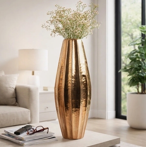 Vase en métal bronze cannelé fait main, grand récipient décoratif moderne, centre de table de luxe pour salon, accent d'intérieur - Product Image 2