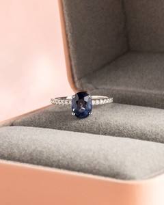 Anillo Clásico Ovalado de Zafiro Azul para Mujer, Plata Rodiada con Banda Pavé de Diamantes Cultivados en Laboratorio - Product Image 6