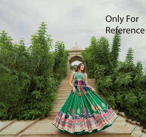 Tenue de fête traditionnelle Navratri pour femmes, Lehenga Choli en organza de coton, avec travail de sequins et chaînes lourdes, pour Garba Dandiya - Product Image 1