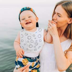 Ensemble de 3 bavoirs pour bébé en mousseline de bambou 100% - Écologiques, hypoallergéniques, imprimés neutres - Product Image 5