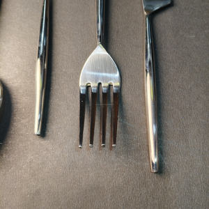 Juego de Cubiertos Modernos con Mango Geométrico de Bucle Abierto, 4 Piezas, Acero Inoxidable Pulido de Alto Brillo con Diseño de Base Circular - Product Image 5