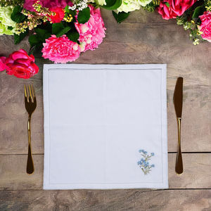 Linge pur lin avec broderie de narcisses, symbole de renouveau, idéal pour rafraîchir les espaces repas, les célébrations printanières et les tables élégantes. - Product Image 2