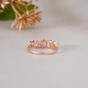 Magnifique Bague d'Anniversaire en Or Rose avec Moissanite Taille Ovale et Cinq Pierres, Alliance Audacieuse à Griffes Partagées pour Femme, Bijou Élégant - Product Image 2
