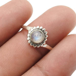 Anillo bohemio clásico en plata de ley 925 con incrustaciones de piedra lunar arcoíris de corte redondo, anillo hecho a mano para chicas. - Product Image 4