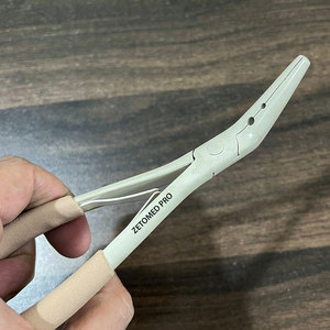 Pince à extensions capillaires personnalisée avec logo, 2 trous, courbée, en acier inoxydable, couleur beige, outils pour extensions capillaires - Product Image 2