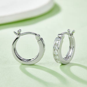 Boucles d'oreilles classiques minimalistes en argent plaqué 925 avec moissanite sertie en canal, bijoux unisexes pour mariage et usage quotidien - Product Image 1