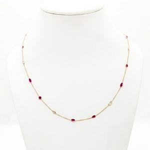 สร้อยคอประดับทับทิมธรรมชาติและไพลินขาวในตัวเรือนทองคำแท้ 18K สีเหลือง – ประดับอัญมณีสีแดงและสีขาวรูปทรงผสมแบบฝังขอบ - Product Image 1